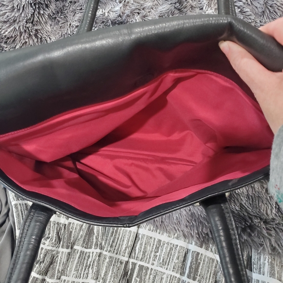 Knomo London Elegant Black Leather Handbag - Picture 6 of 11